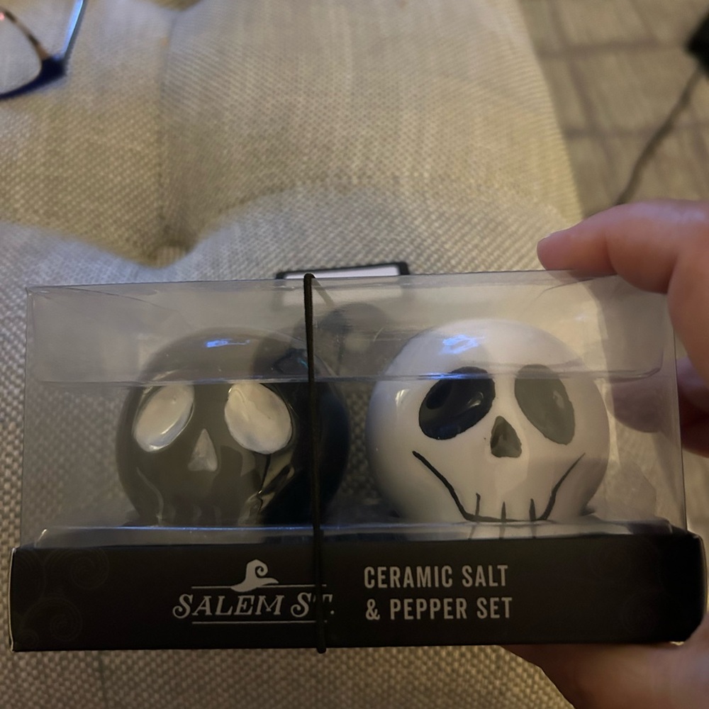 Salem St Skull Black and White Salt n Pepper Shaker Set NIP